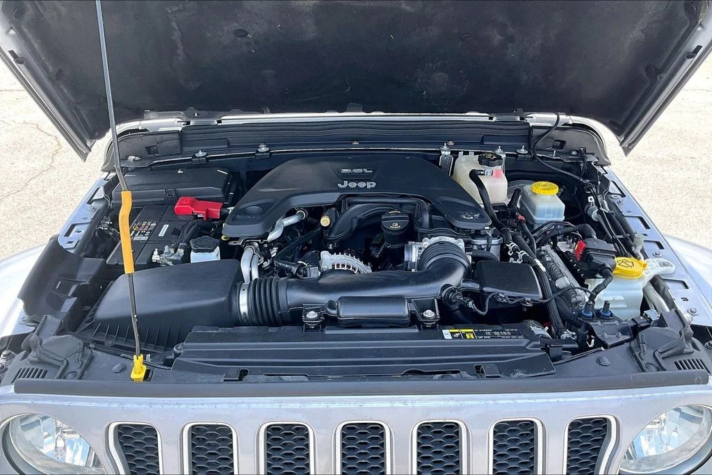 Used 2019 Silver Jeep Unlimited Sahara image 26