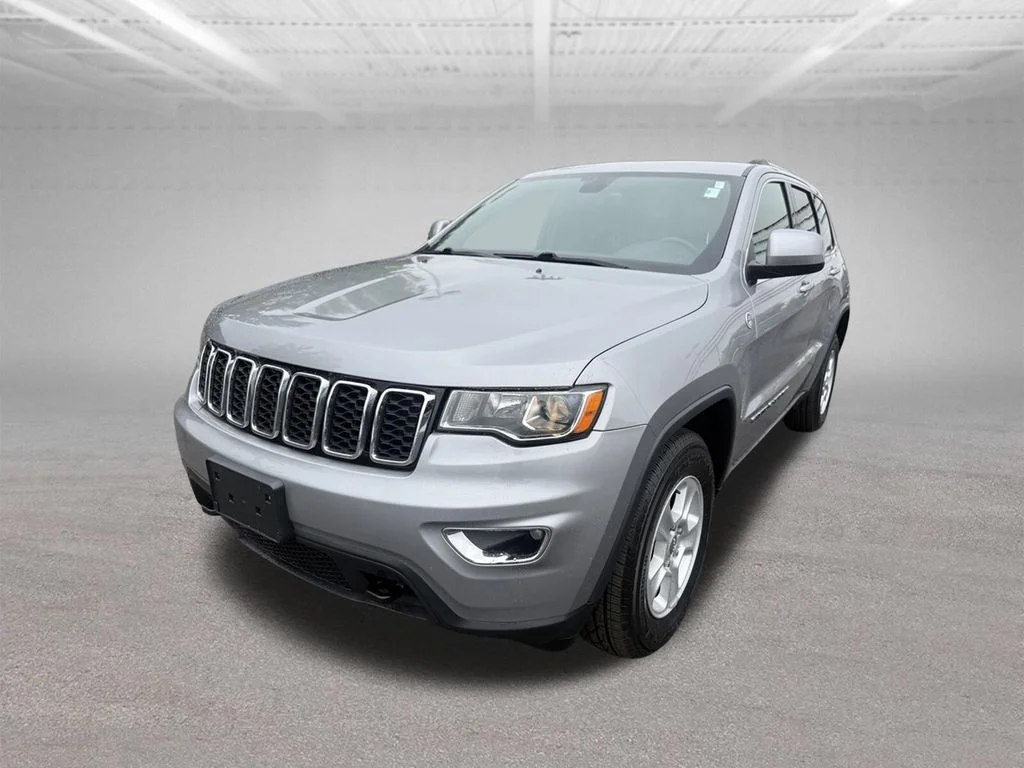 Used 2017 Billet Silver Metallic Clearcoat Jeep Laredo image 9
