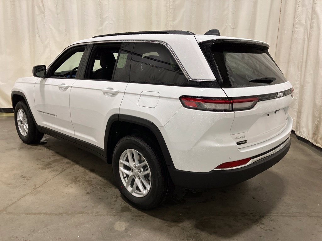 New 2026 Bright White Clear-Coat Exterior Paint Jeep Laredo image 23