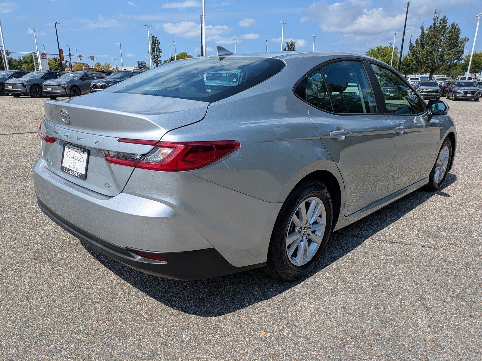 Used 2025  Toyota SE image 4