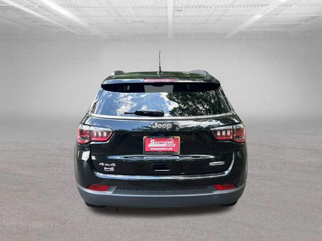 Used 2022 Black Jeep Latitude Lux image 4