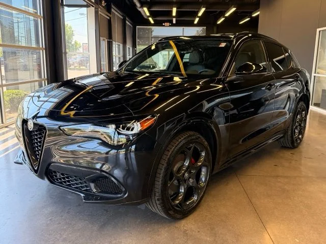 New 2026 Vulcano Black Metallic Exterior Paint Alfa Romeo Base image 1