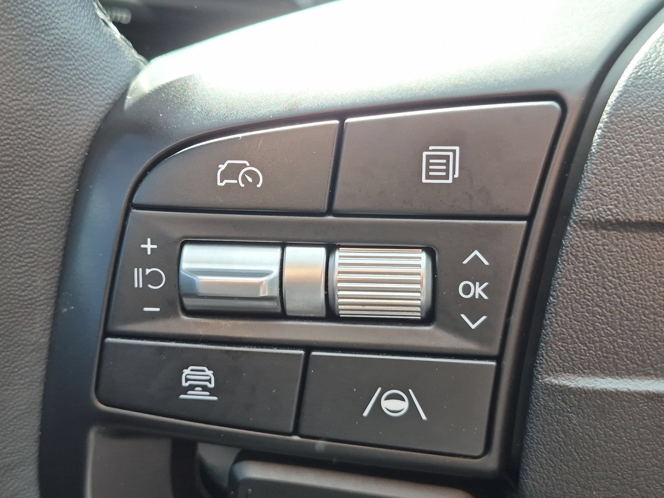 Used 2025 Currant Red Kia EX image 17