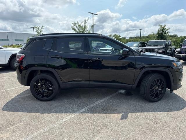 New 2026 Diamond Black Crystal Pearl-Coat Exterior Paint Jeep Latitude image 10