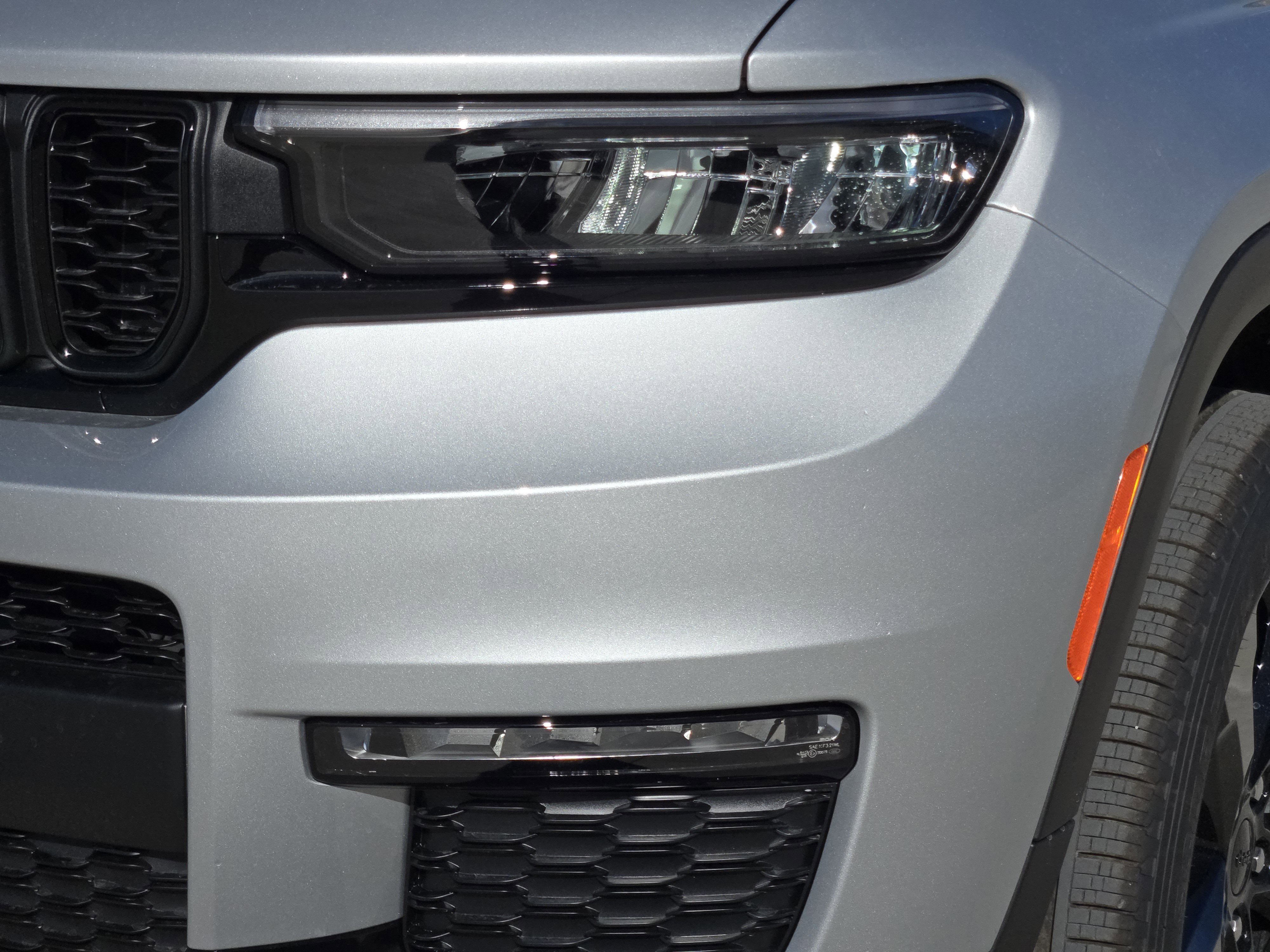 New 2025 Silver Zynith Exterior Paint Jeep Limited image 7