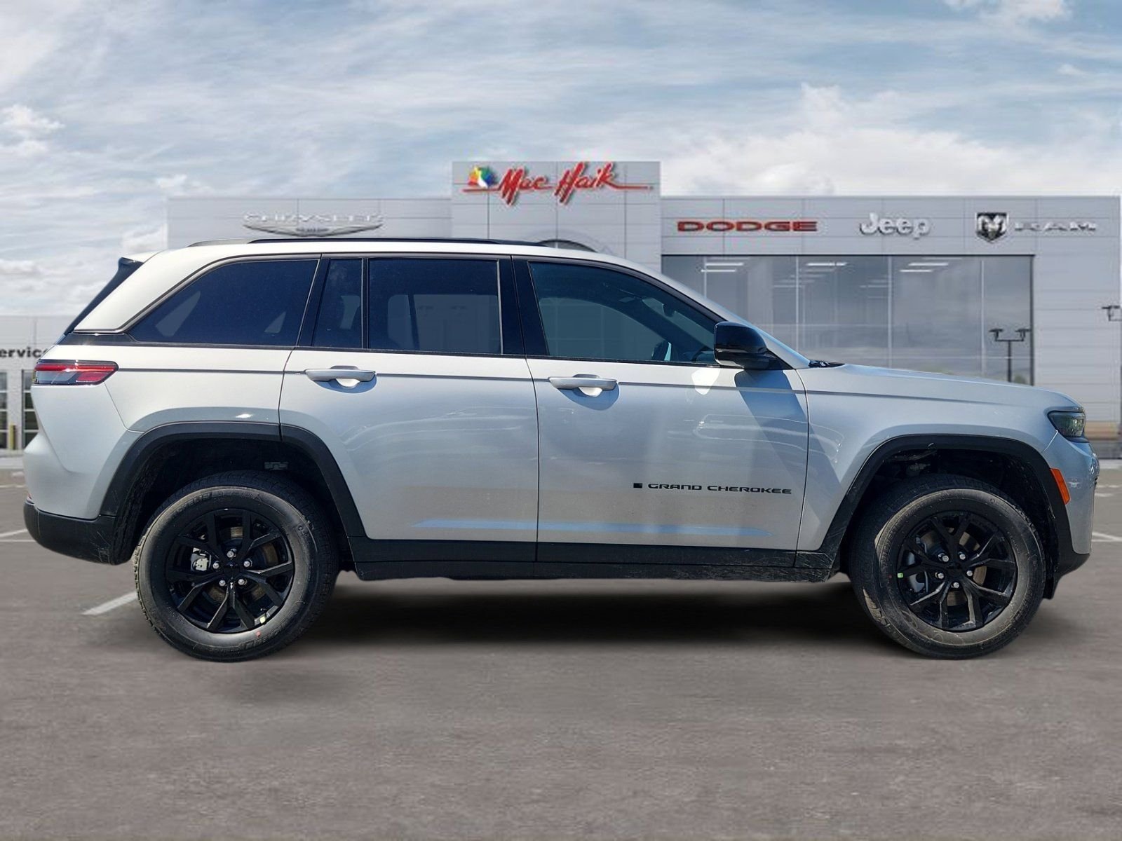 New 2026 Silver Zynith Exterior Paint Jeep Altitude image 6