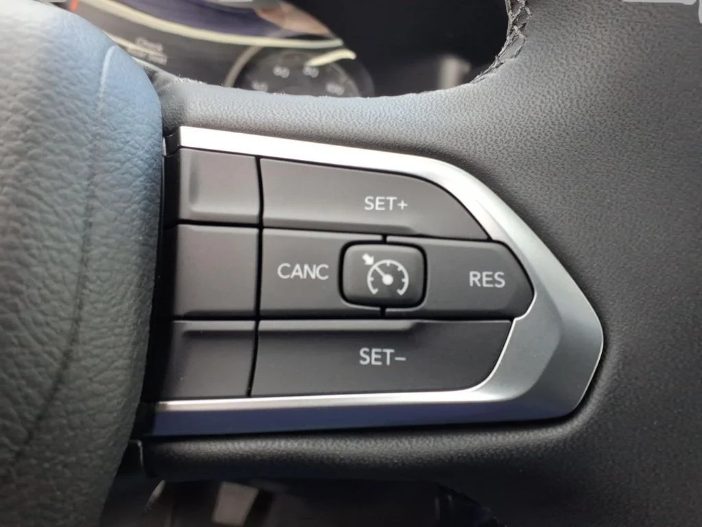 New 2026 Diamond Black Crystal Pearlcoat Jeep Latitude image 17