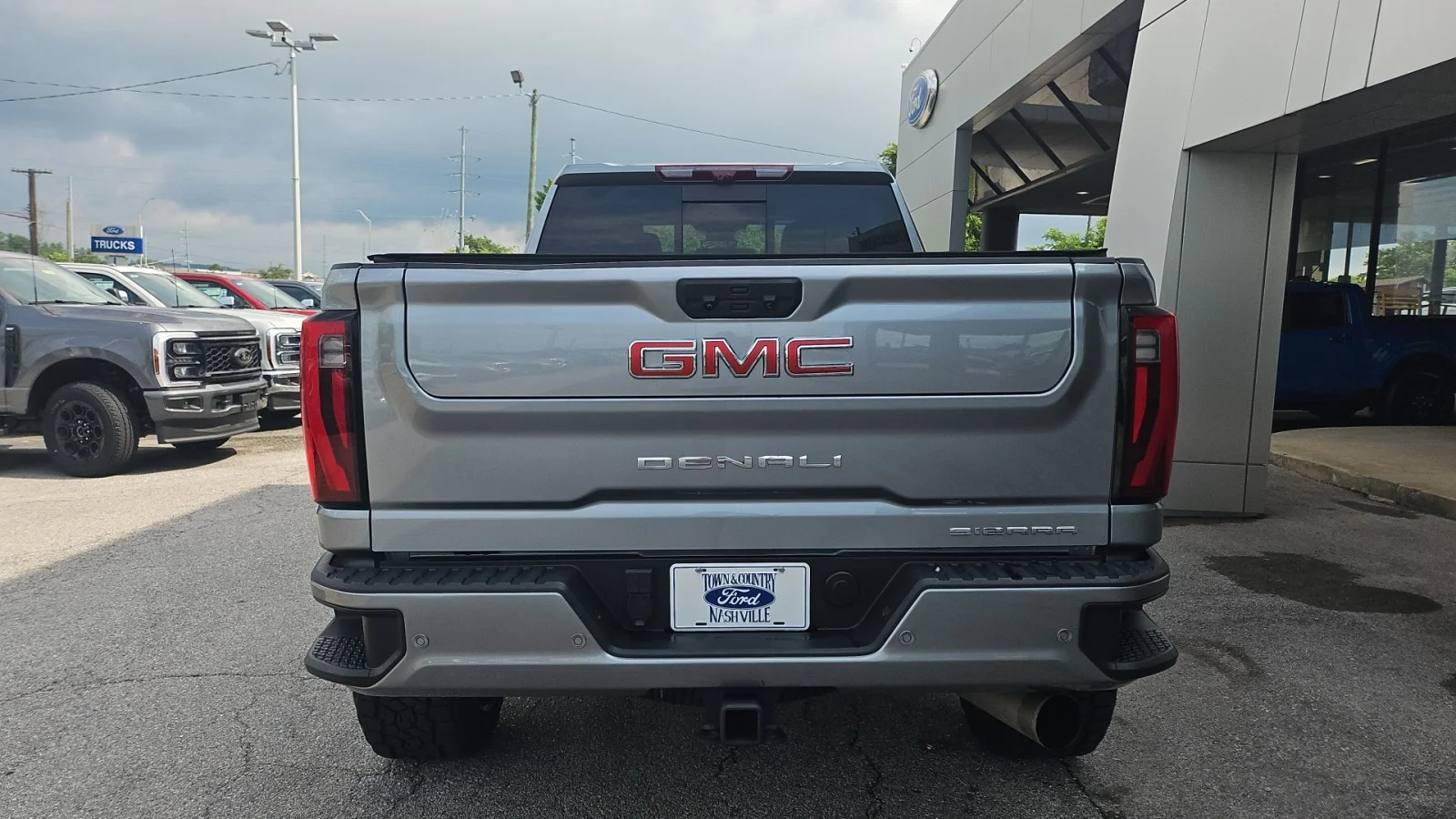 Used 2024 Silver GMC  image 4