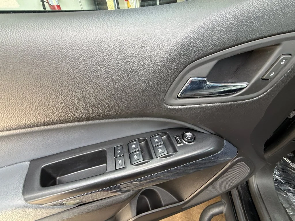 Used 2019 Black Chevrolet Z71 image 11