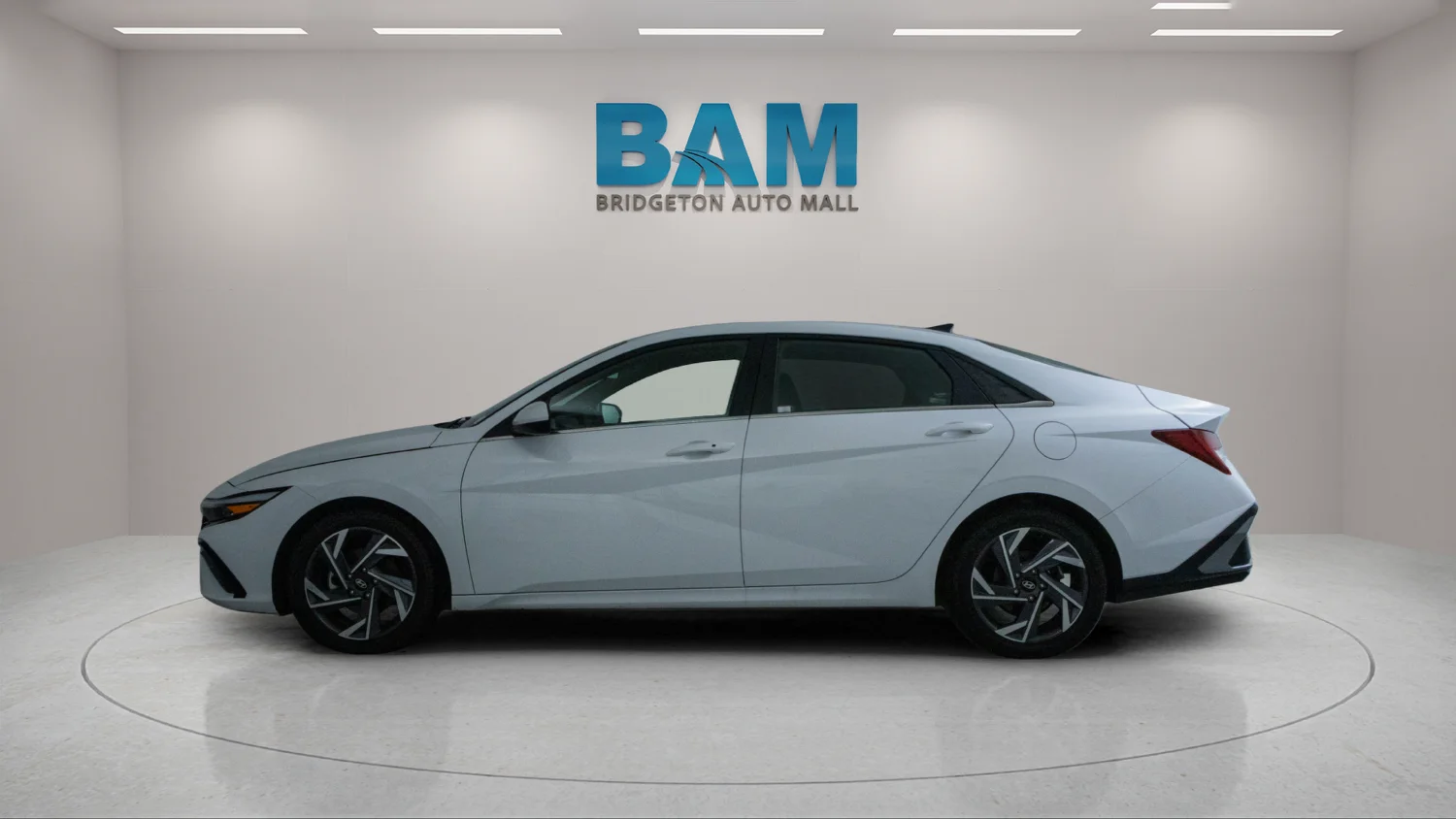 Used 2025 White Hyundai SEL Convenience image 4