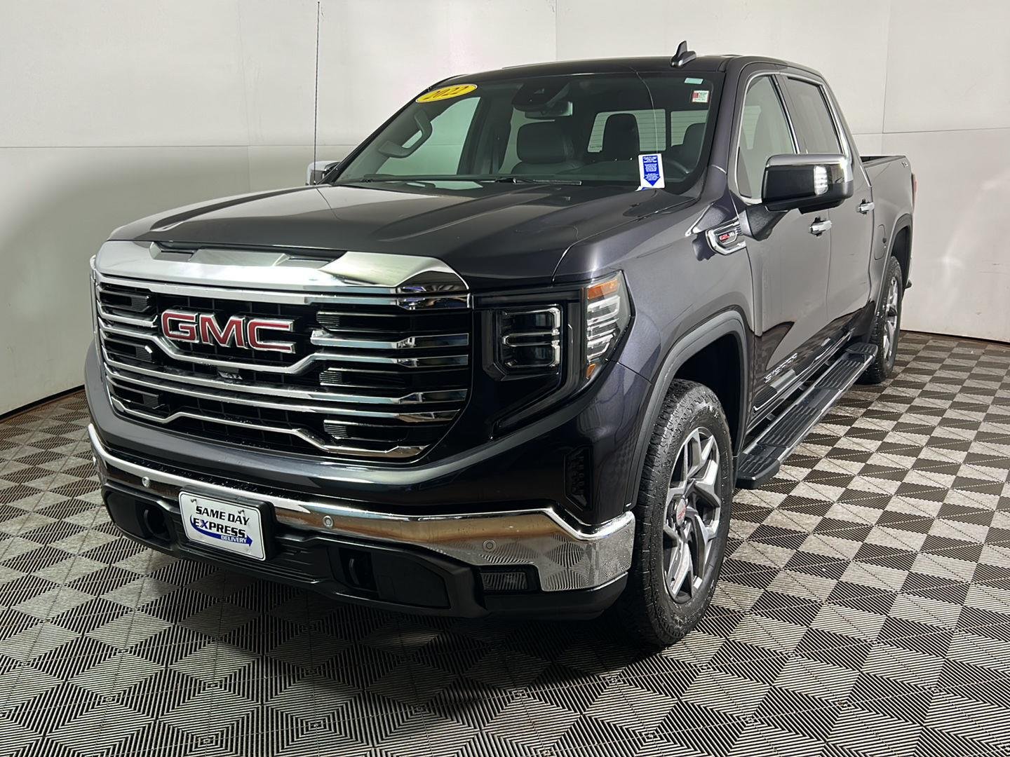 Used 2022 Titanium Rush Metallic GMC SLT image 11