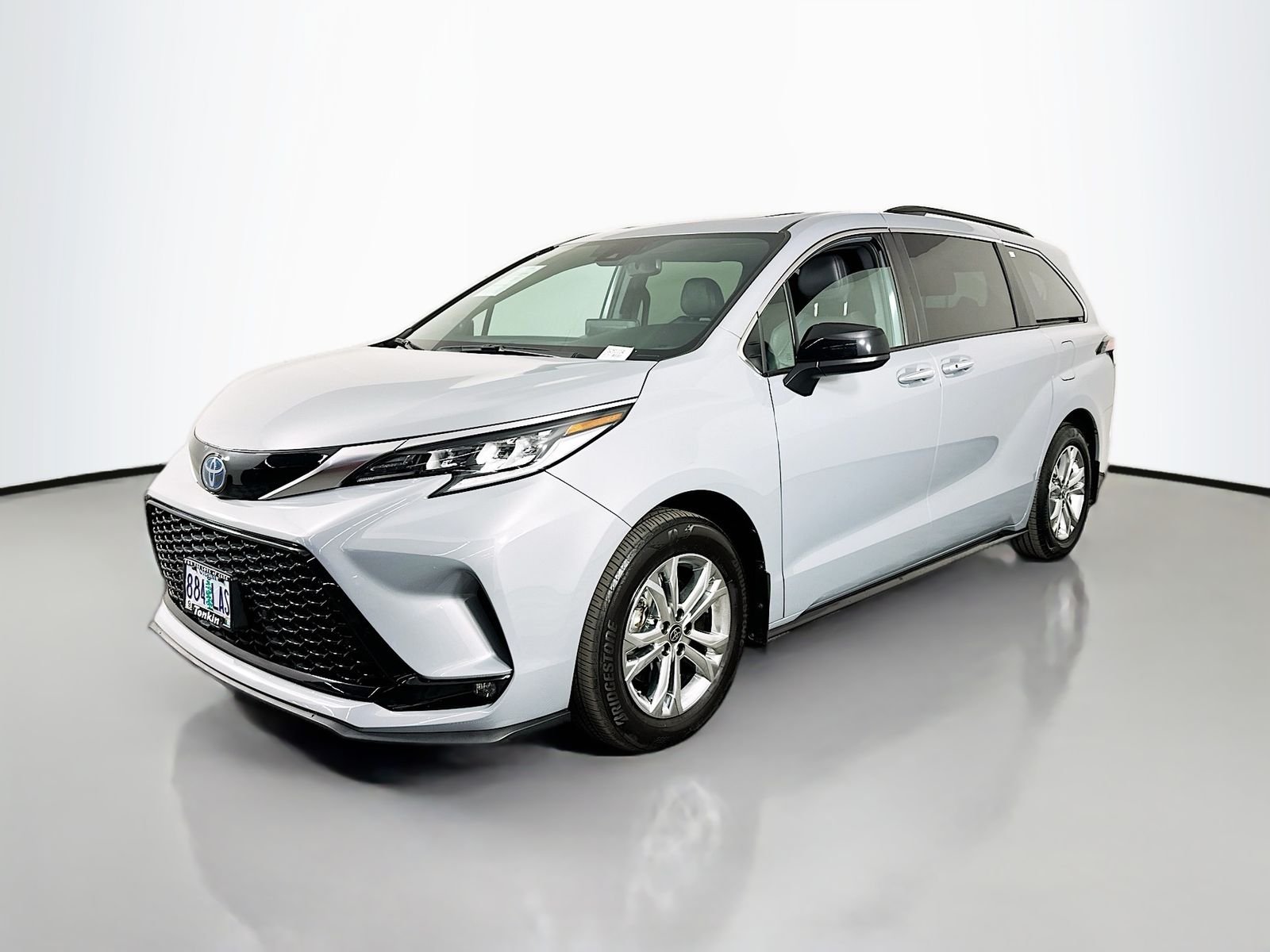 Used 2023 Cement Toyota XSE image 3