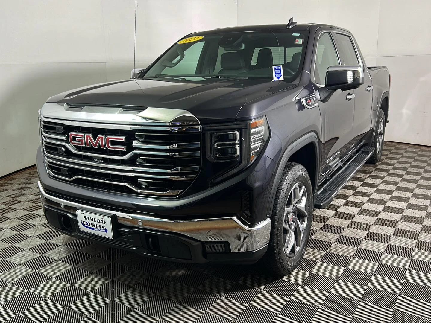 Used 2022 Titanium Rush Metallic GMC SLT image 11