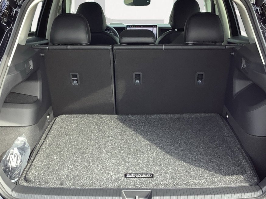 New 2026 DEEP BLACK Volkswagen SE image 14