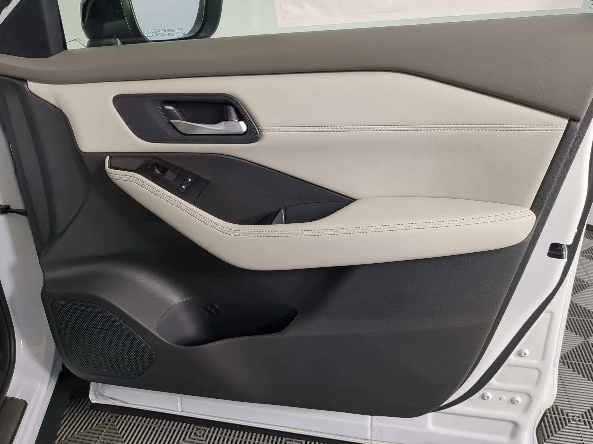 New 2027 Everest White Pearl Tricoat Nissan SV image 21