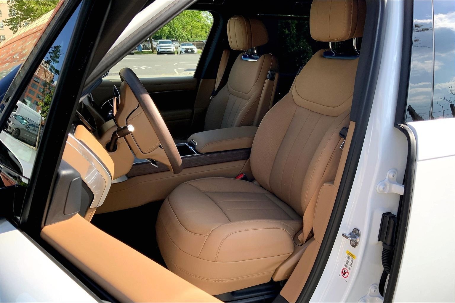 New 2026 Fuji White Land Rover SE LWB 7-Seats / V8 image 9
