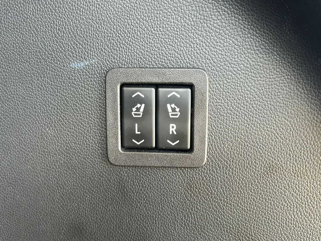 Used 2022 White Buick Avenir image 15