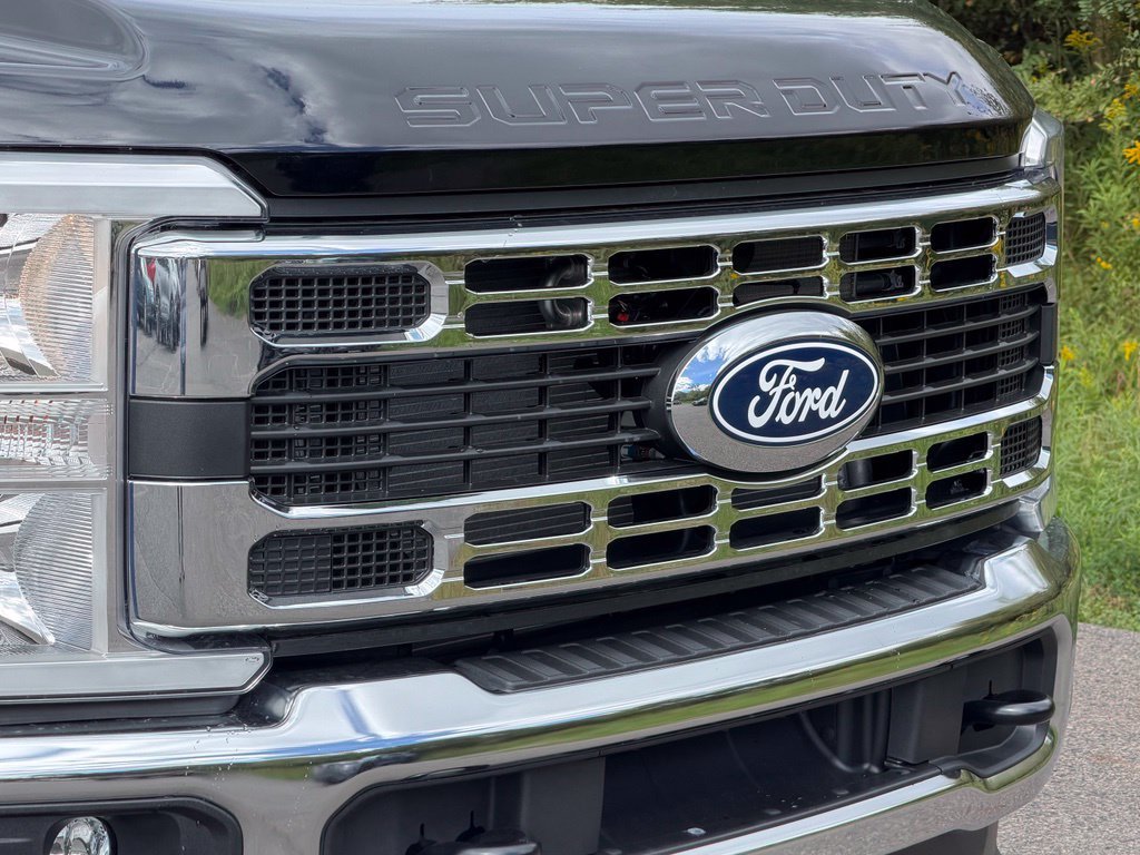 New 2027 Agate Black Metallic Ford F-250® XLT image 19