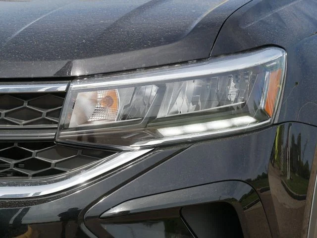 Certified Used 2023 Black Volkswagen 1.5T SE image 10