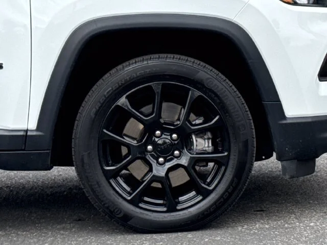 Used 2023 Bright White Clearcoat Jeep Latitude image 7