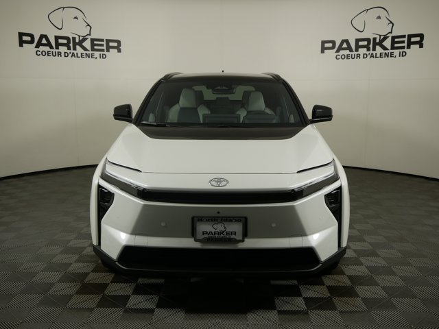 New 2027 Wind Chill Pearl with Midnight Black Metallic roof Toyota Limited image 3