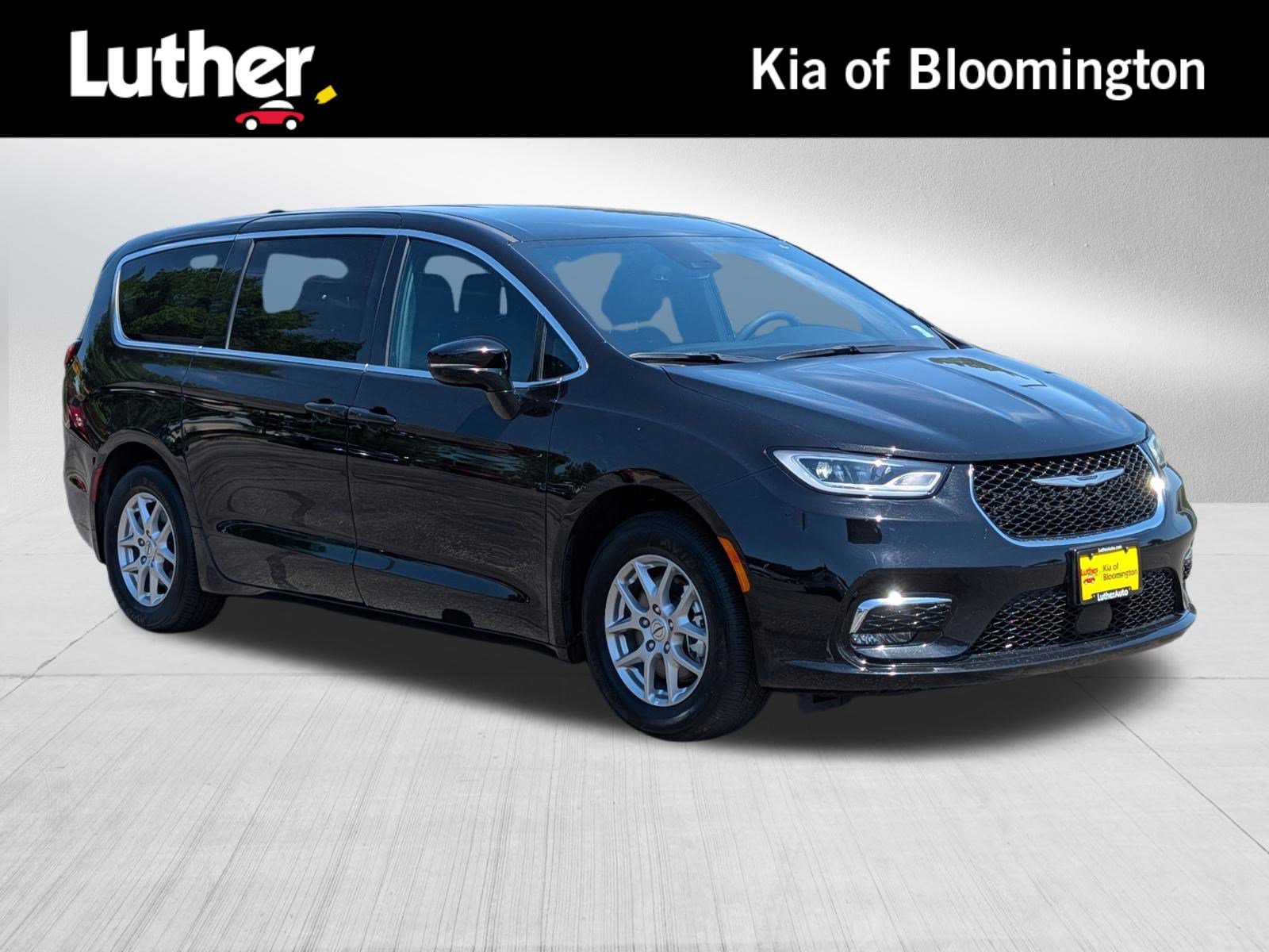 2025 Chrysler Pacifica Select's photo