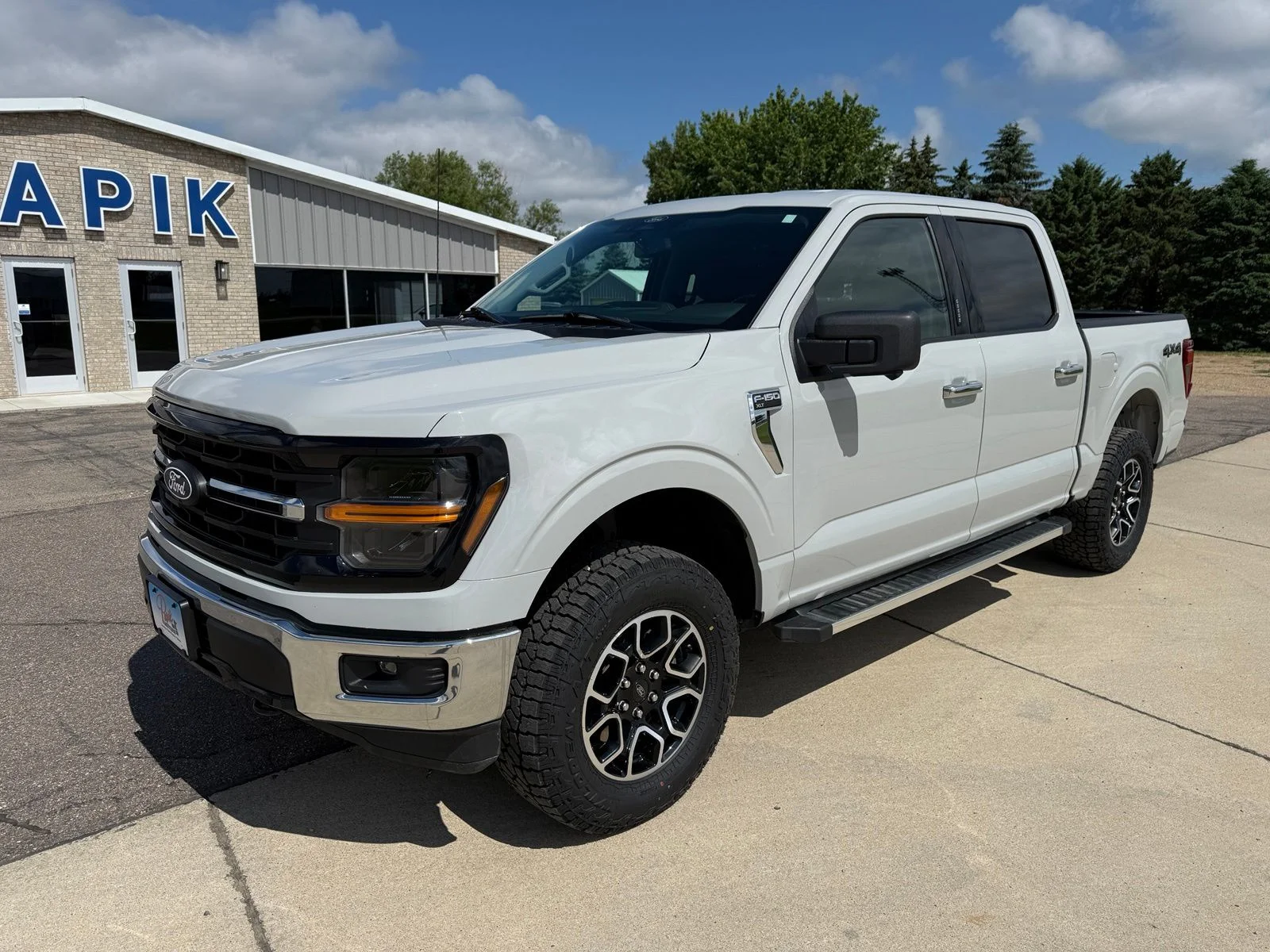 Certified Used 2024 Avalanche Ford XLT image 2