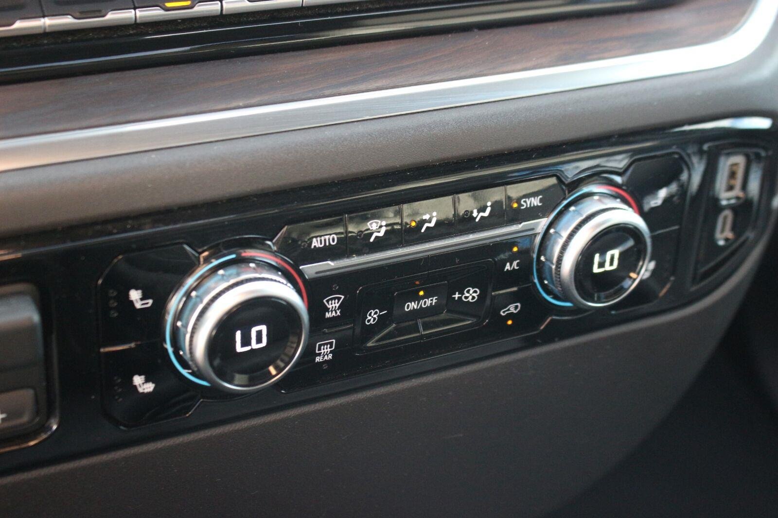 Used 2025 Onyx Black GMC SLT image 28