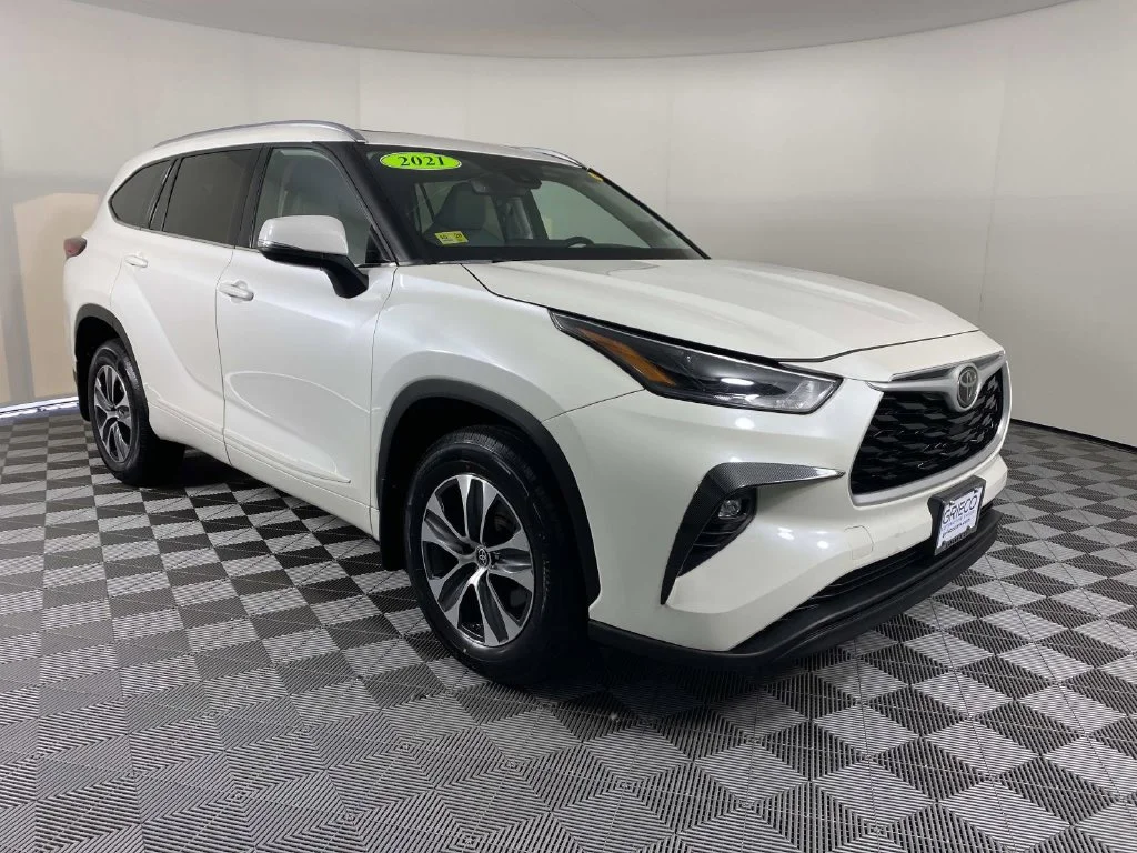 Used 2021 Blizzard Pearl Toyota XLE image 1
