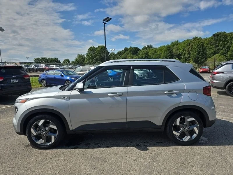 Used 2022 Silver Hyundai SEL image 4
