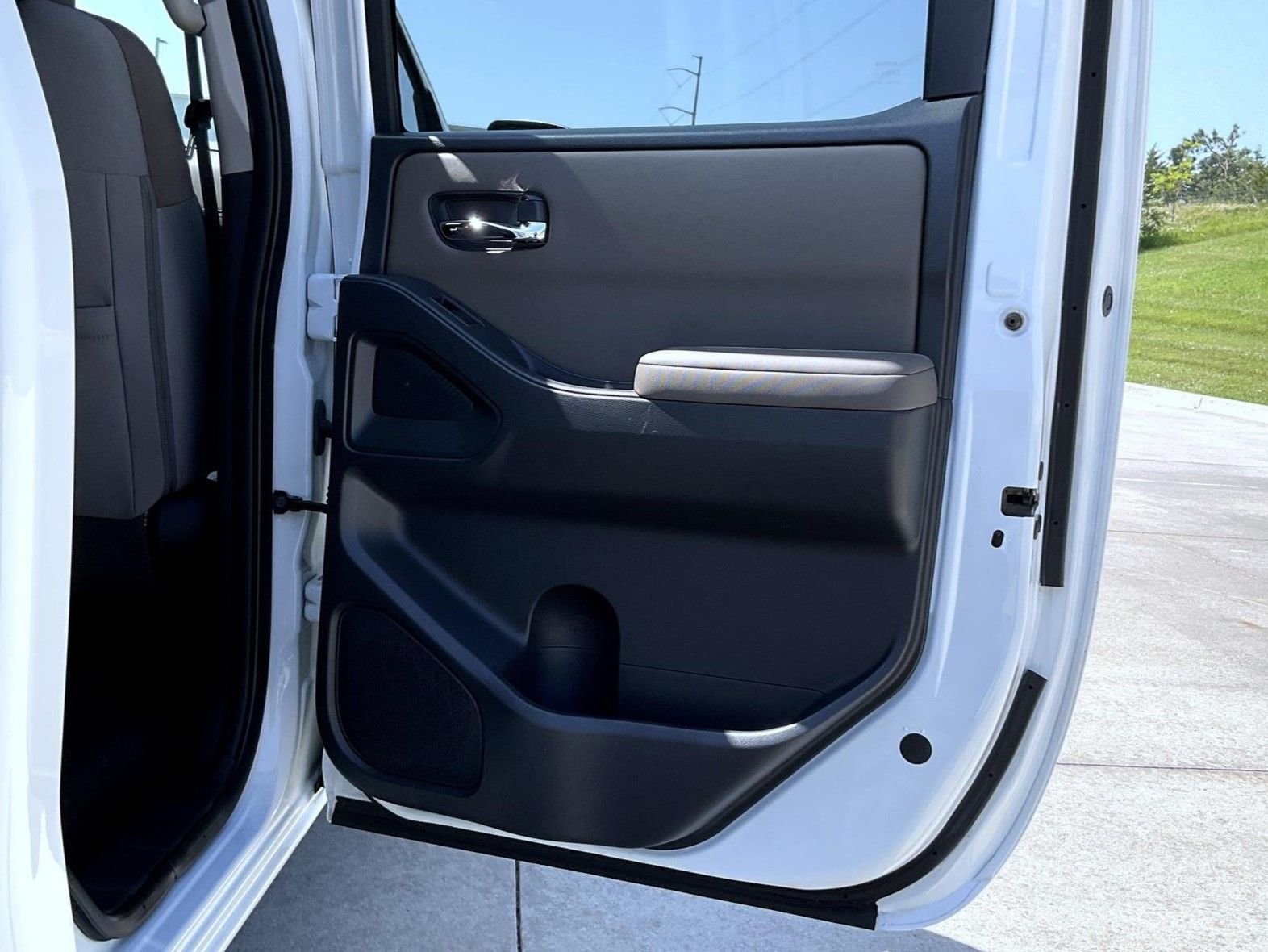 Used 2022 White Nissan SV image 18
