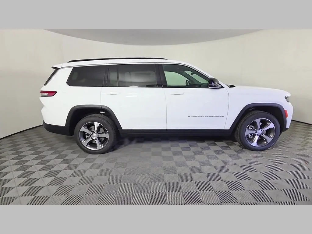 New 2026 Bright White Clear-Coat Exterior Paint Jeep Limited image 22