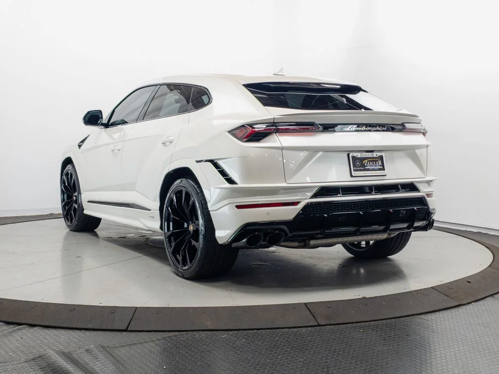 Used 2023 Balloon White Metallic Lamborghini S image 23