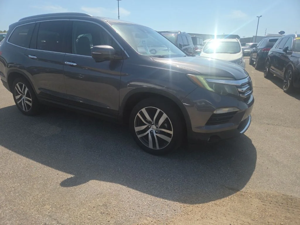 Used 2017  Honda Touring image 9