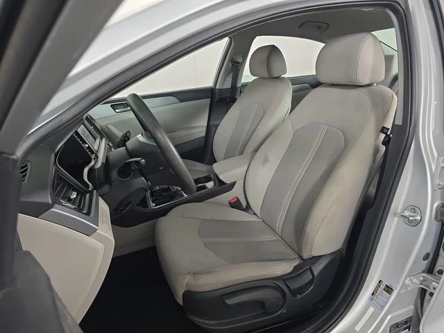 Used 2019 Silver Hyundai SE image 21