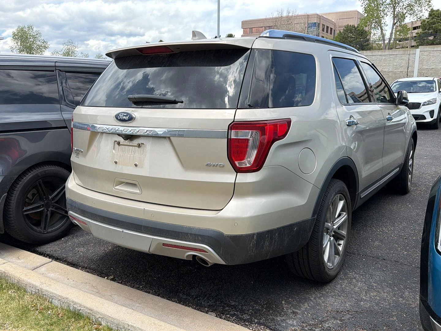 Used 2017 White Gold Ford Limited image 9