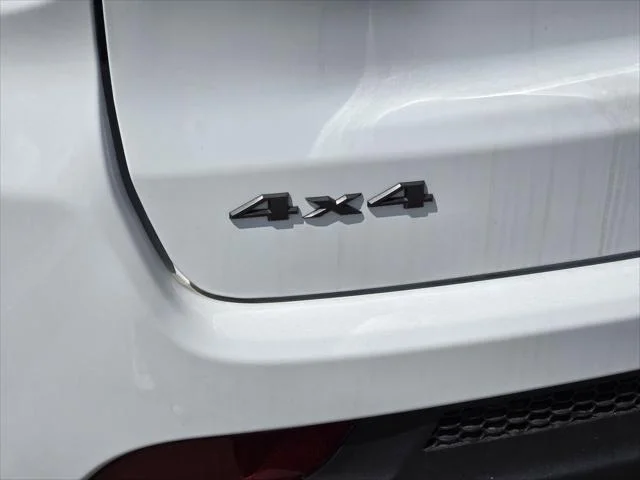 New 2026 Bright White Clear-Coat Exterior Paint Jeep Latitude image 5
