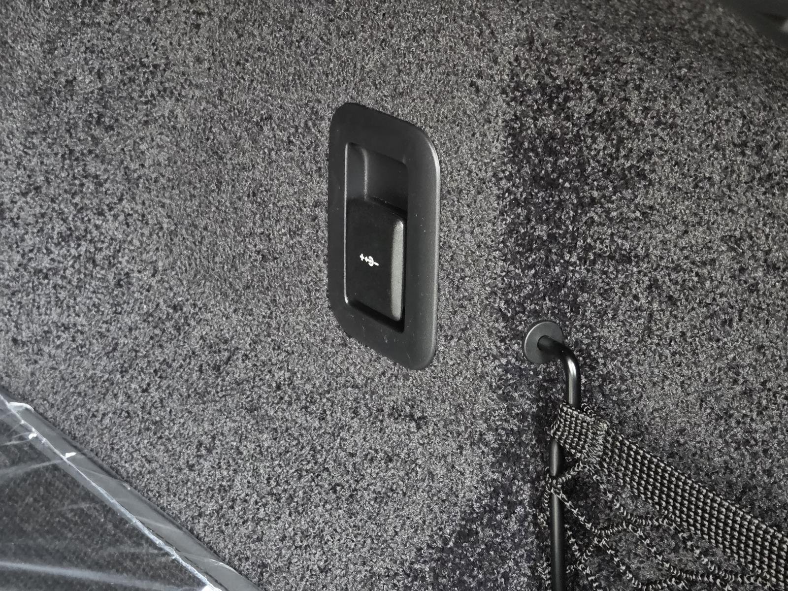 New 2026 Eiger Grey Land Rover SE image 12