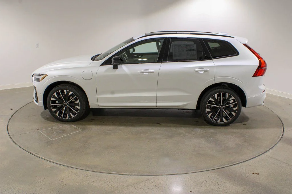 New 2026 Crystal White Volvo T8 Ultra image 2