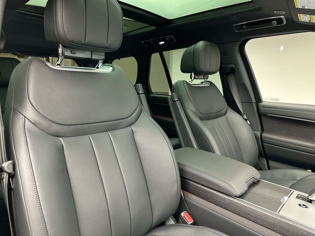 Used 2025  Land Rover SE image 11