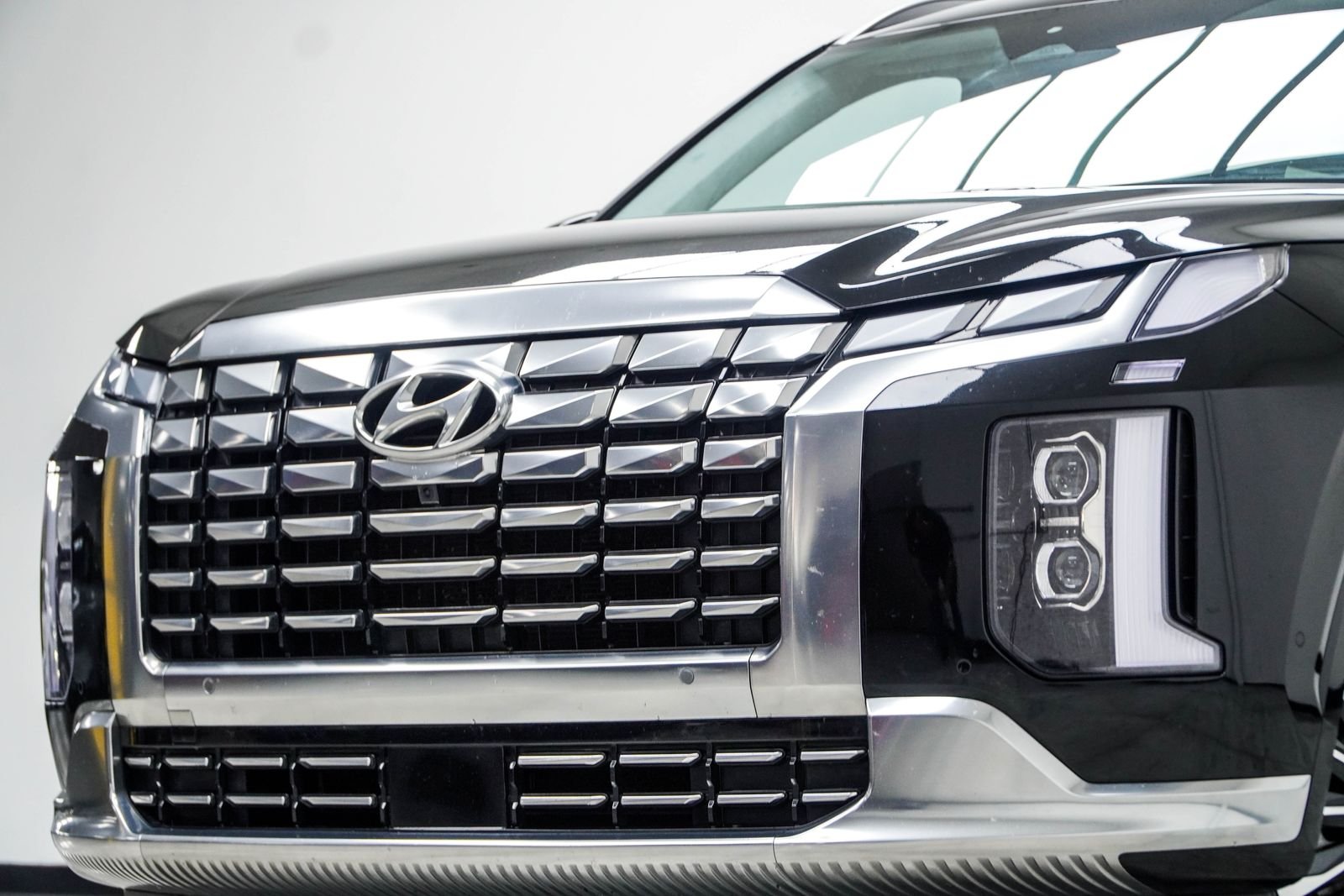 Used 2025 Black Hyundai Calligraphy image 2