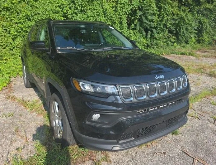 Used 2022 Diamond Black Crystal Pearlcoat Jeep Latitude image 2