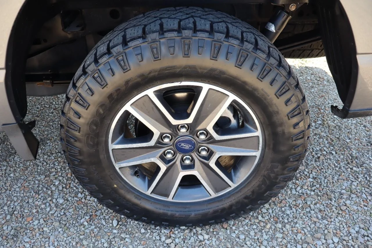 Used 2021 CARBONIZED GRAY Ford Lariat image 22