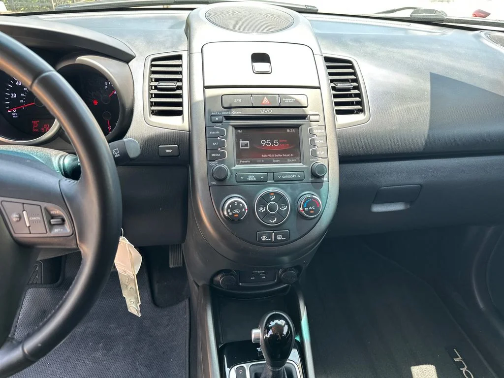 Used 2013 Red Kia Plus image 23