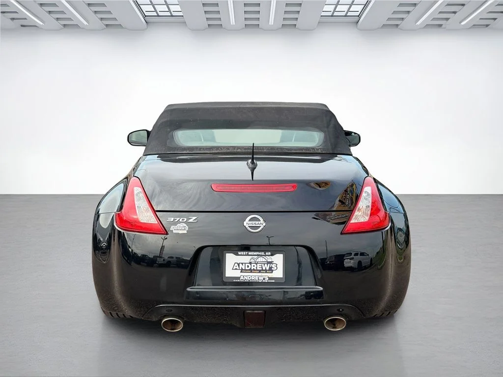 Used 2011 Magnetic Black Metallic Nissan Touring image 7