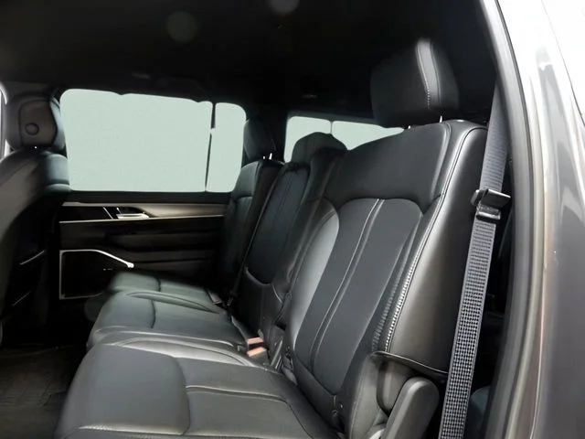 2025 Jeep Wagoneer Series I - Photo 13
