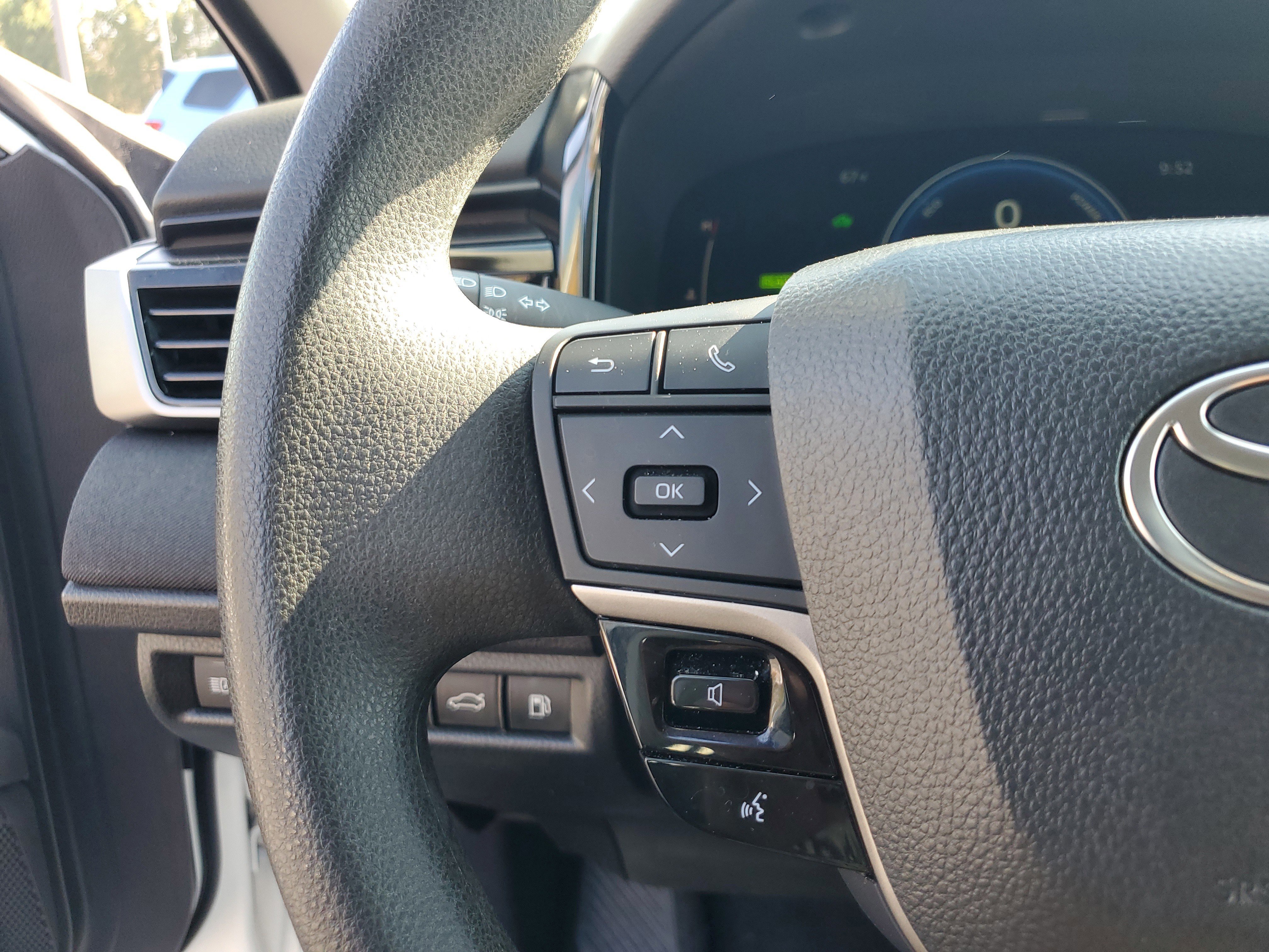 Used 2025 Ice Toyota LE image 26