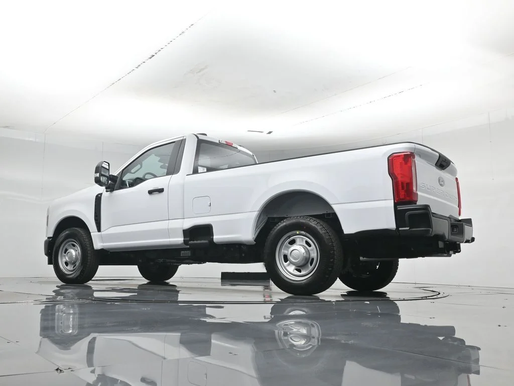 New 2027 Oxford White Ford XLT image 45