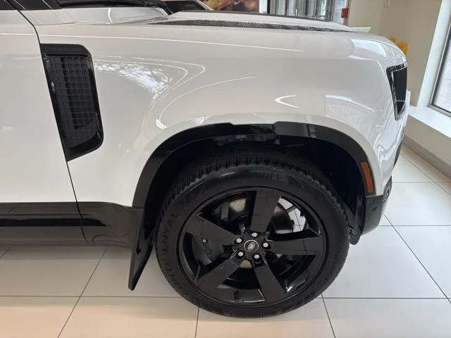 New 2025 Fuji White Land Rover X-Dynamic SE image 6
