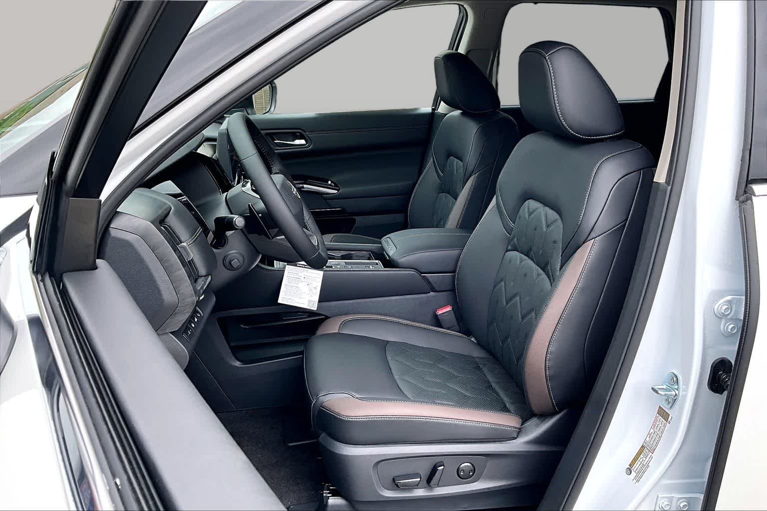 New 2026 Everest White Pearl TriCoat / Super Black Two-tone Nissan Platinum image 15